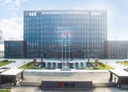 杰特新材应收账款周转率弱同行，关联交易方为实控人姨父及外甥女