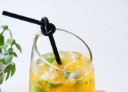 同辉信息大宗交易成交100.00万股 成交额196.00万元