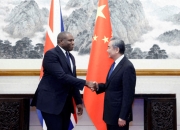 王毅会见英国外交大臣拉米