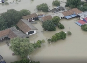 突发！洞庭湖一线堤防决堤，一个多小时决堤口宽从十米扩大至近百米，卡车开进决口处封堵，首批武警已抵达现场！5000人紧急转移