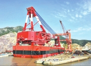 中国铁建5000吨自航式全回转起重船下水