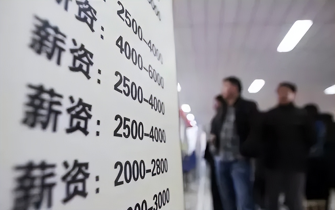 不到半月时薪增2元，“报名面试90%都能过” 富士康在河南一边招人备货iPhone，一边转型“脑力密集”