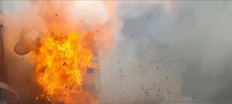 突发！俄罗斯民用基础设施遭无人机袭击，有住宅楼受损引发火灾，市内发布空袭警报，附近机场紧急关闭