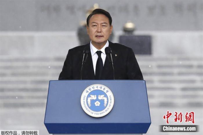 上任不到一周，韩国代总统被查！首尔爆发大规模示威，数十万人支持尹锡悦复职，另有数十万人要求立即逮捕他