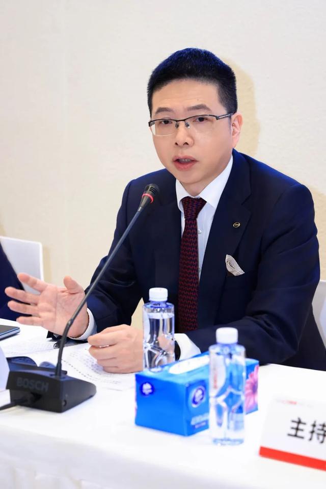 广汽集团：公司目前也在积极研究和探索拓展更多营销渠道，包括大型商超等，以更好地满足消费者需求