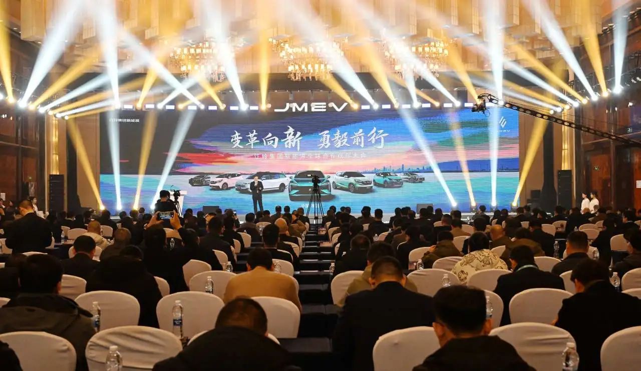 江顺科技：公司产品涉及新能源汽车领域，相关客户有旭升集团、鑫铂股份、敏实集团、兴发集团等