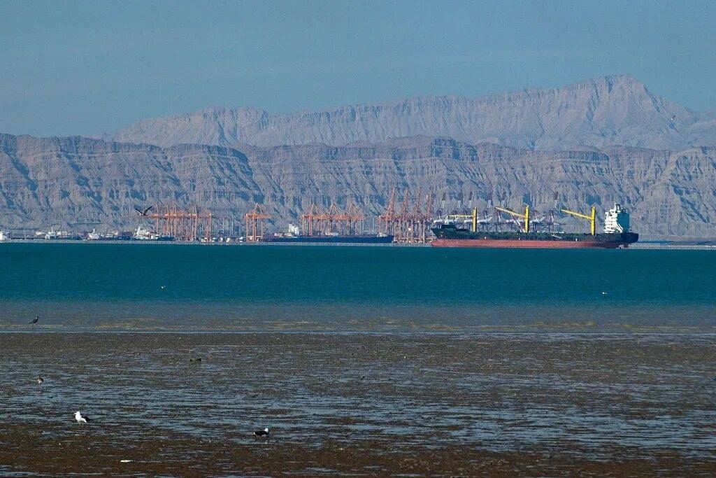 美方称在霍尔木兹海峡扣押的船只是从中国开往伊朗的，与制造导弹的化学品运输有关，外交部：这是一艘外籍集装箱船，反对恶意关联和炒作