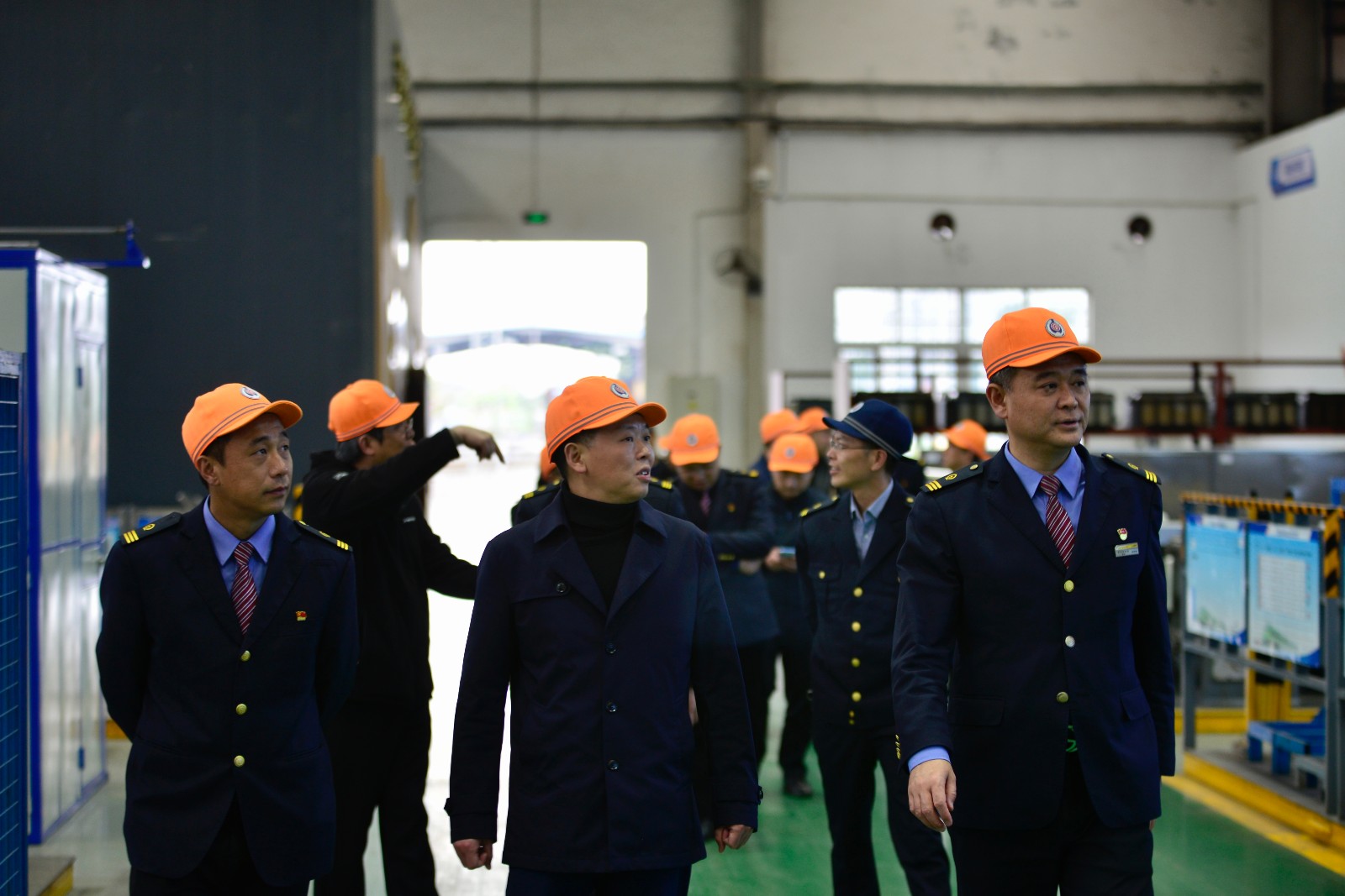 南亚新材董事张东减持8000股，减持金额197.5万元