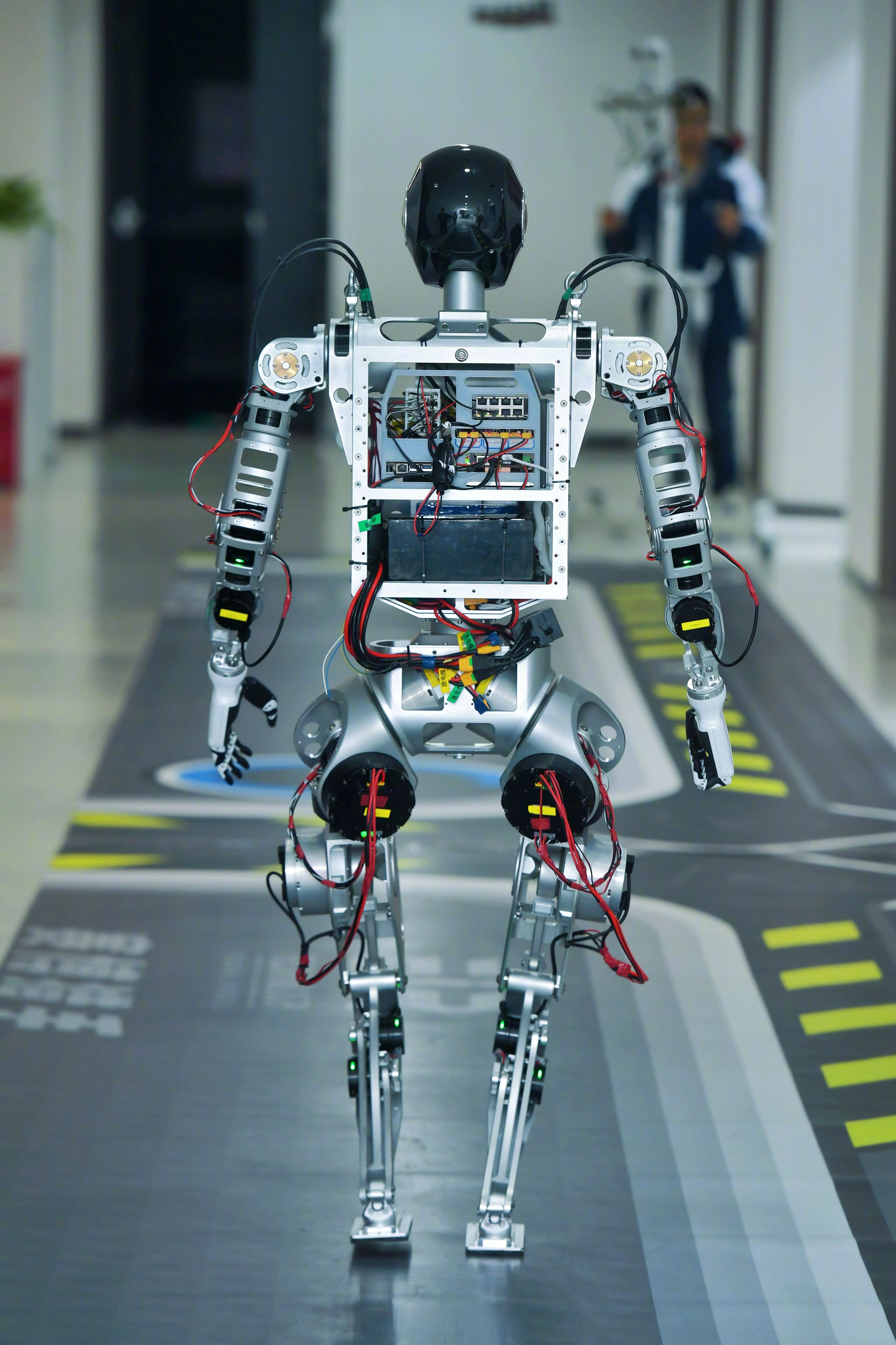 人形机器人多场景落地 具身智能产业链加速构建