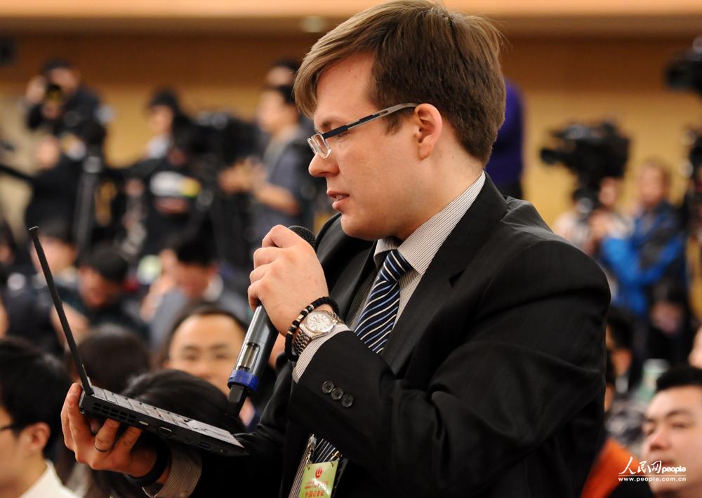 中国人民银行行长潘功胜会见美国前财政部长亨利・保尔森